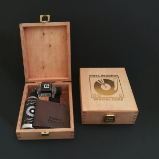 SIMPLY ANALOG Wooden Cleaning Boxset hos Reptilaudio.se